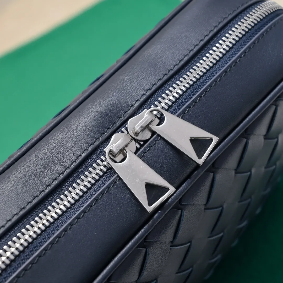 Batch 1480 BV lntrecciato woven leather crossbody bag. The zipper opens and closes, and the space is too large. It meets the daily needs of going out on the street. There are no problems with mobile phones 📱 wallets 👛 power bank 🔋. The weaving process is used, and the texture of the upper body 🔝 is very high-end. Style number: 7100 Size: 25*7.5